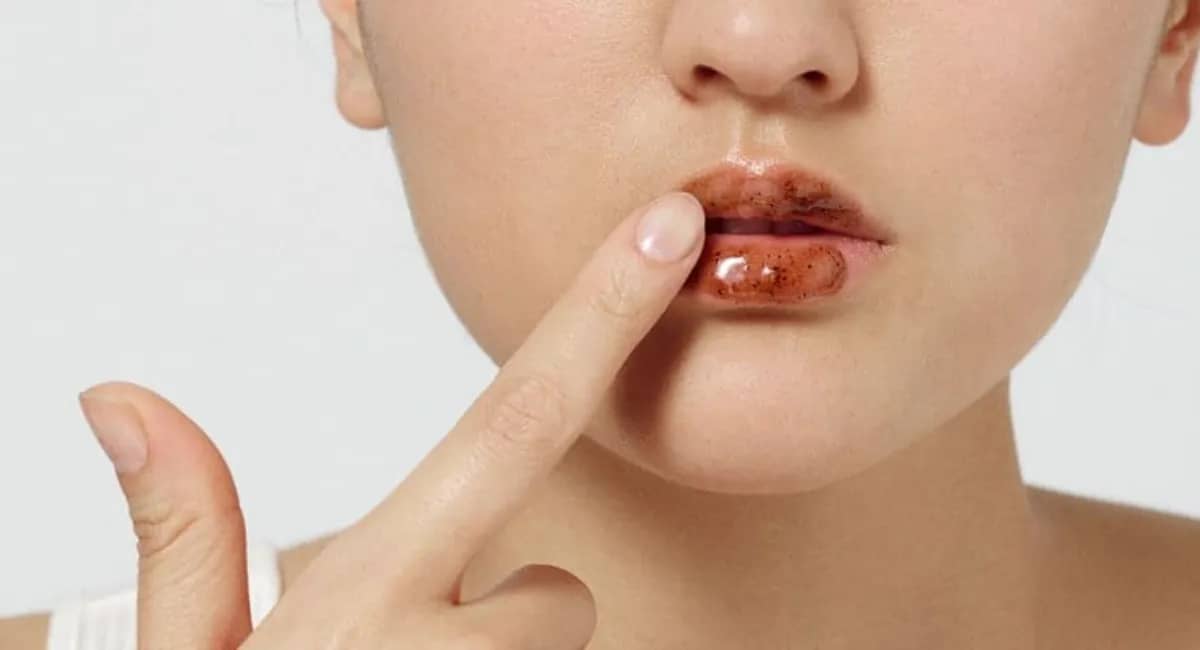 What is a lip scrub?
