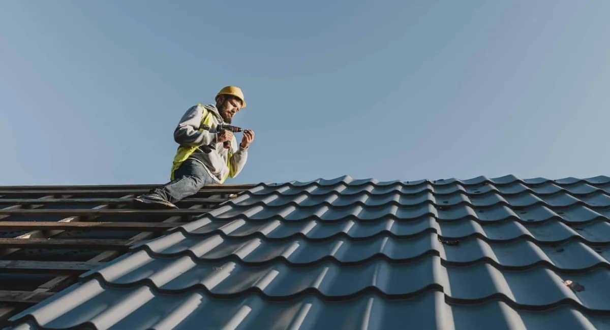 How to repair a leaking roof yourself